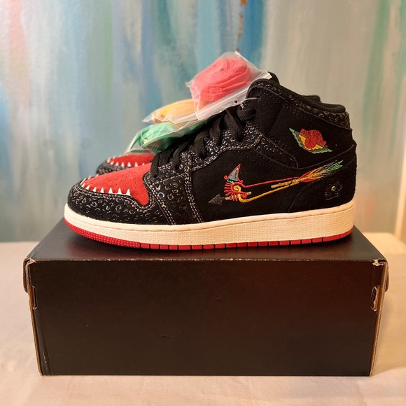 Air Jordan 1 Mid GS Siempre Familia Youth 5 - Picture 3 of 10